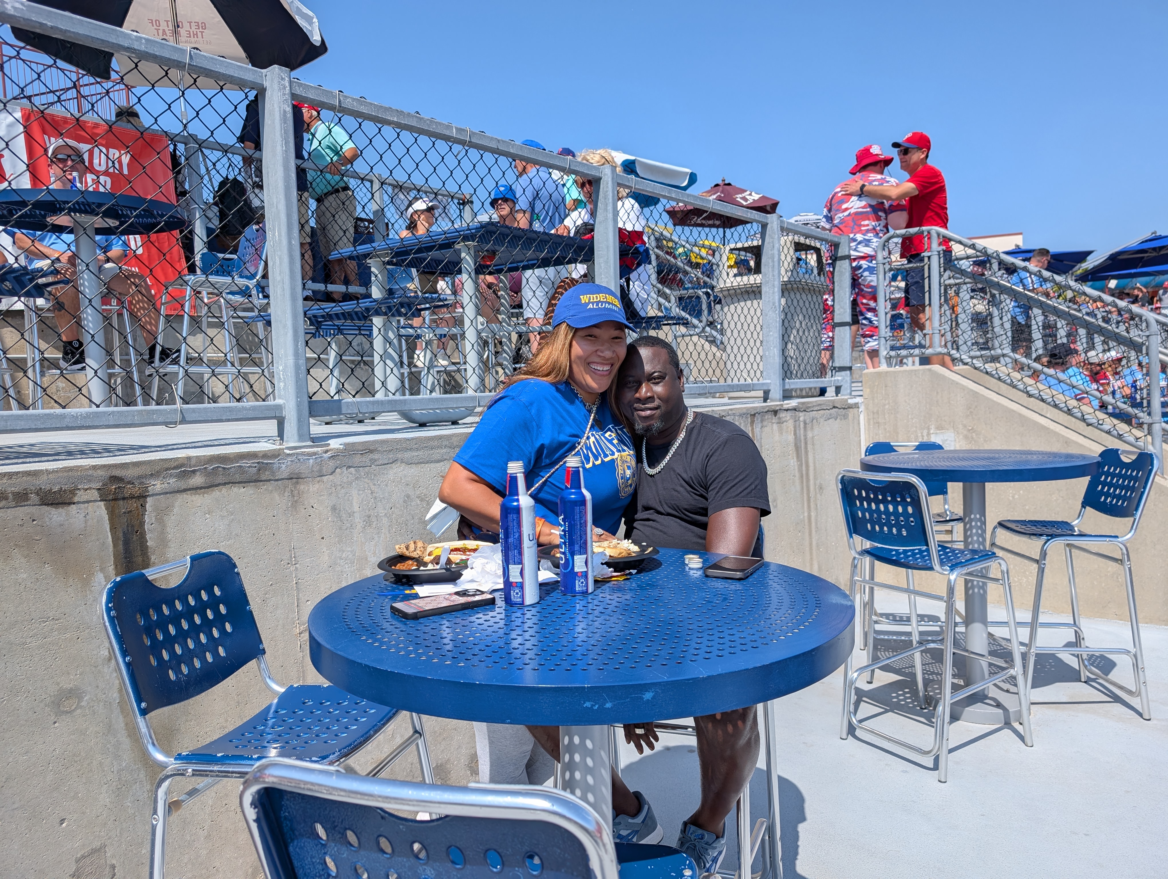 Alumni enjoy the sun at a table